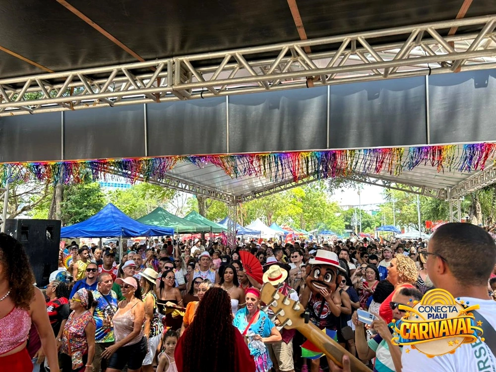 Segundo dia do 'Carnaval no Centro' ganha força e movimenta a economia em Teresina
