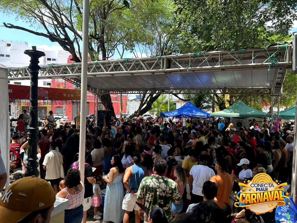 Segundo dia do 'Carnaval no Centro' ganha força e movimenta a economia em Teresina