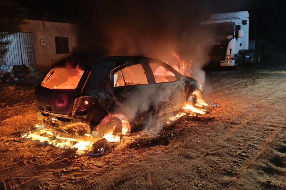 Suspeito de violência doméstica põe fogo no carro do casal e é preso em Curimatá