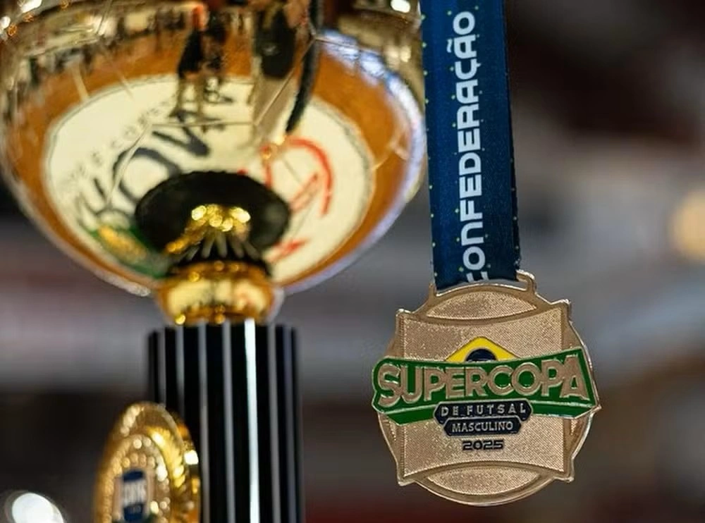 Troféu e medalha da Supercopa do Brasil de Futsal