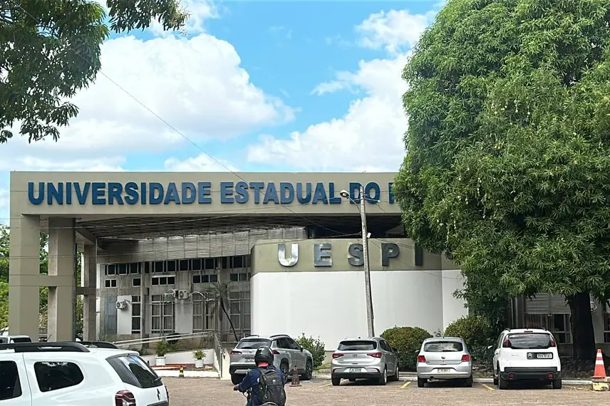 Uespi empossa novo reitor e vice-reitora para o quadriênio 2026–2030