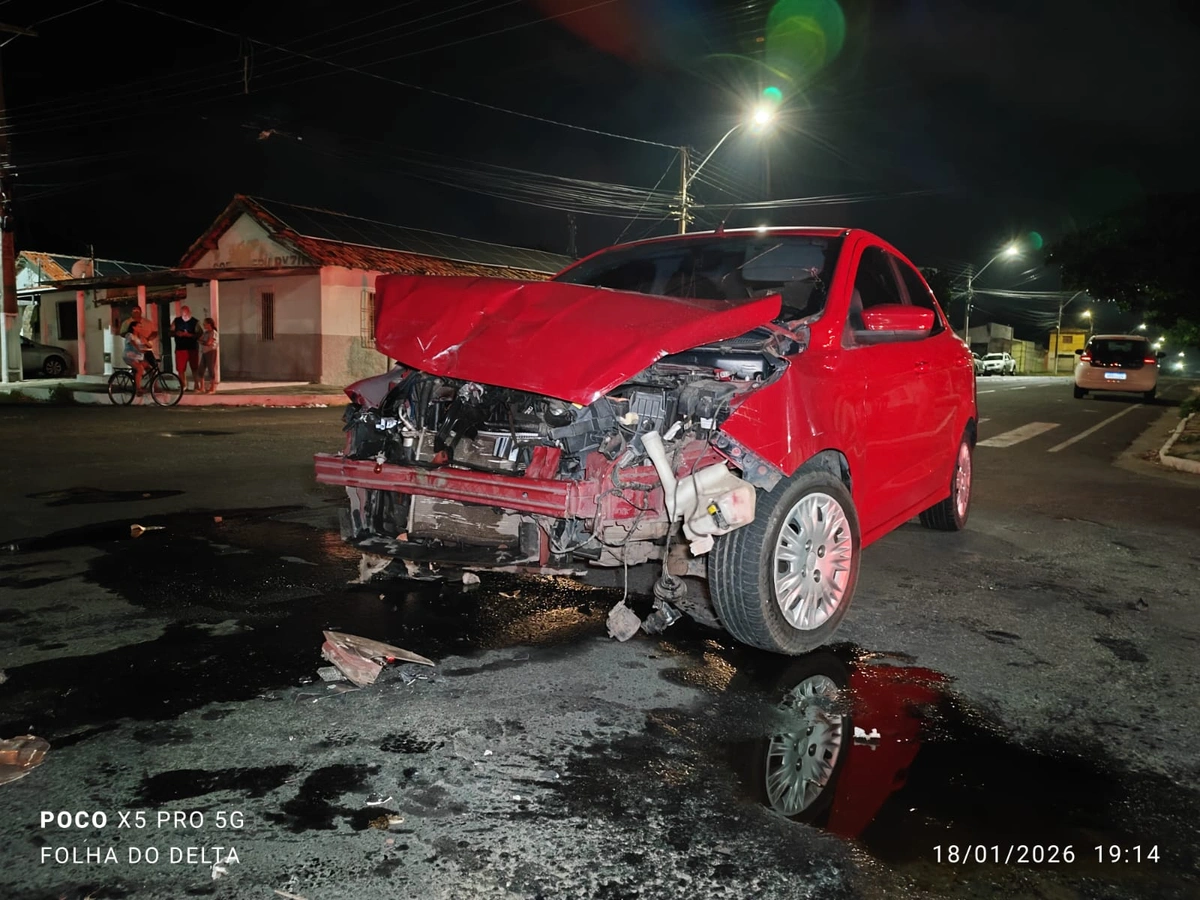 Veículo capota em acidente em Parnaíba e motorista foge após colisão