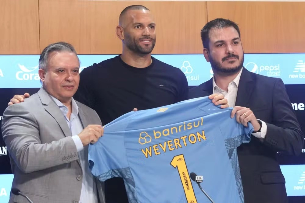 Weverton é apresentado pelo Grêmio