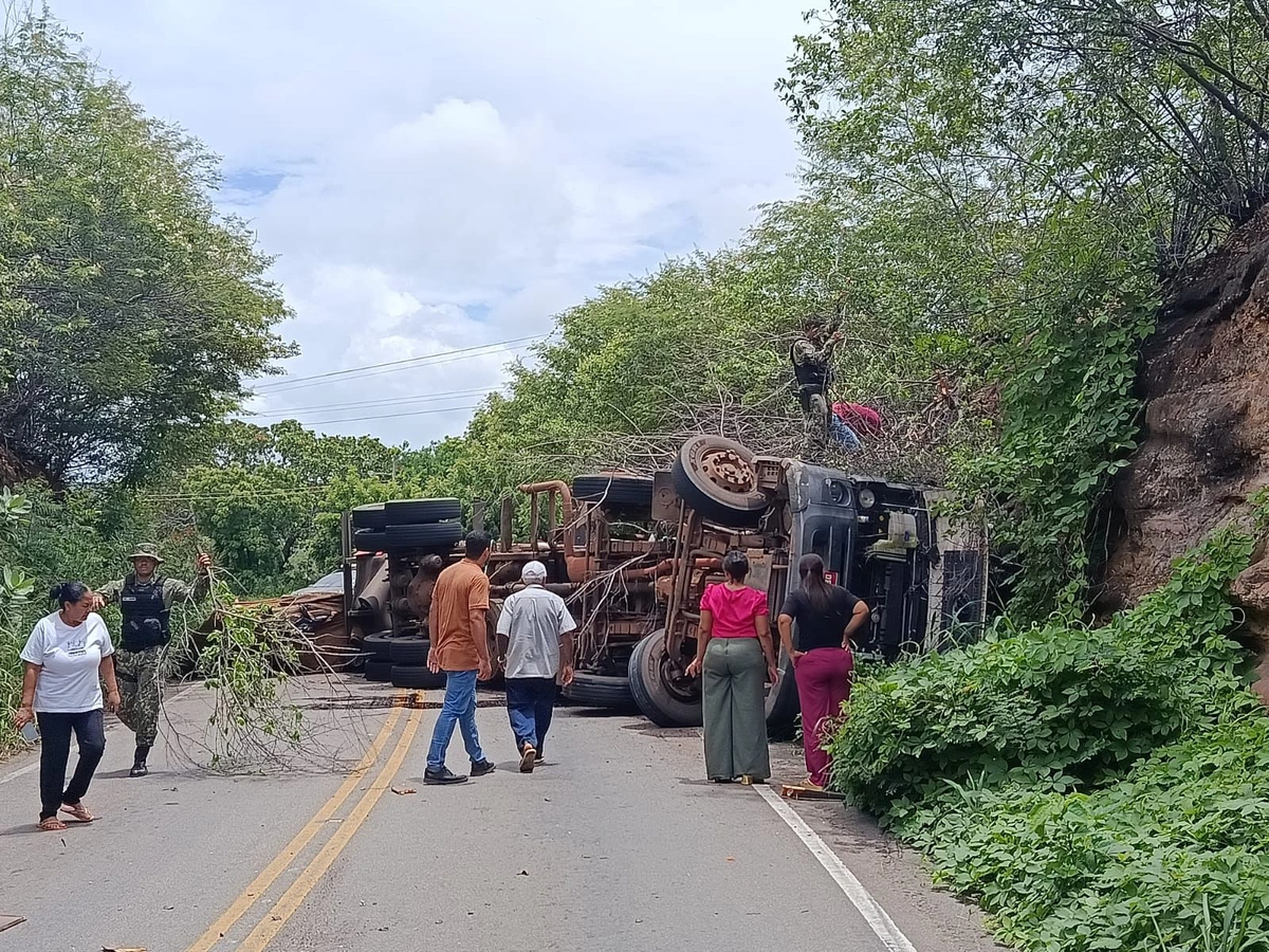 Acidente com carreta interdita PI-140 no corte da Serra, em São Raimundo Nonato
