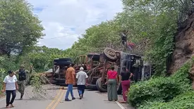 Acidente com carreta interdita PI-140 no corte da Serra, em São Raimundo Nonato (Foto: Reprodução)