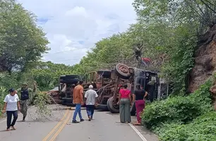 Acidente com carreta interdita PI-140 no corte da Serra, em São Raimundo Nonato (Foto: Reprodução)