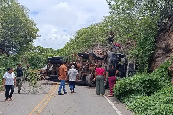 Acidente com carreta interdita PI-140 no corte da Serra, em São Raimundo Nonato