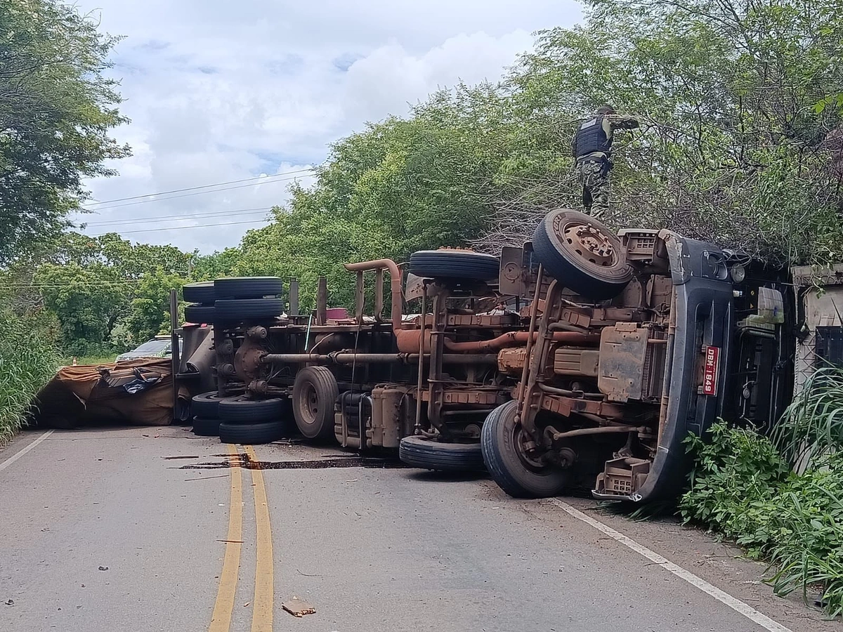 Acidente com carreta interdita PI-140 no corte da Serra, em São Raimundo Nonato
