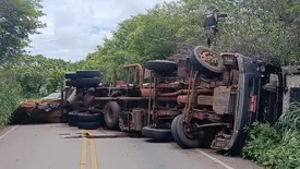 Acidente com carreta interdita PI-140 no corte da Serra, em São Raimundo Nonato (Foto: Reprodução)