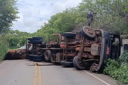 Acidente com carreta interdita PI-140 no corte da Serra, em São Raimundo Nonato