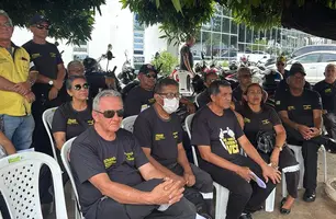 Agentes de transporte protestam contra retirada de adicional salarial em Teresina (Foto: Reprodução)