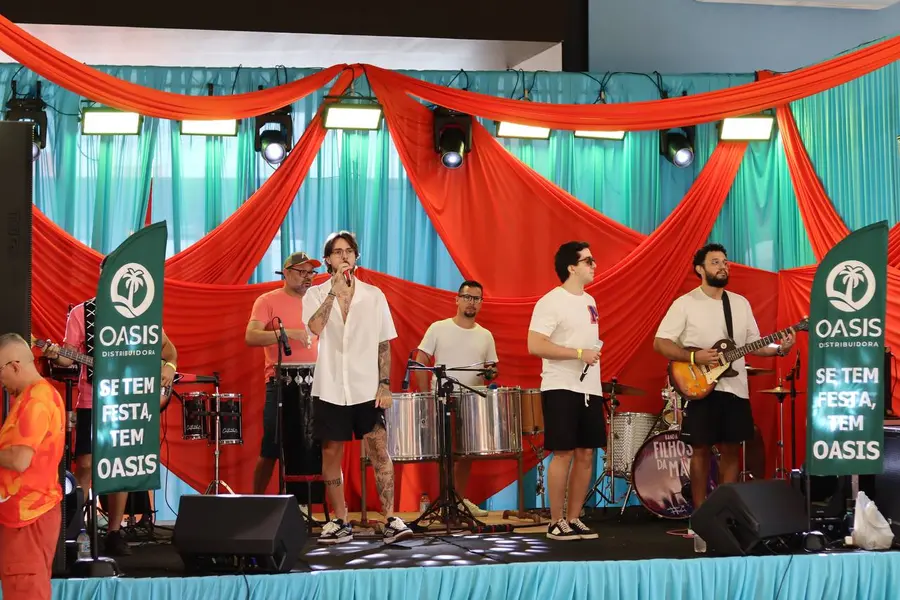 Álbum de fotos: Bloquinho do Vila agita Teresina com Xanddy Harmonia