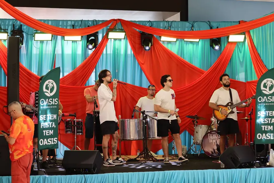 Álbum de fotos: Bloquinho do Vila agita Teresina com Xanddy Harmonia