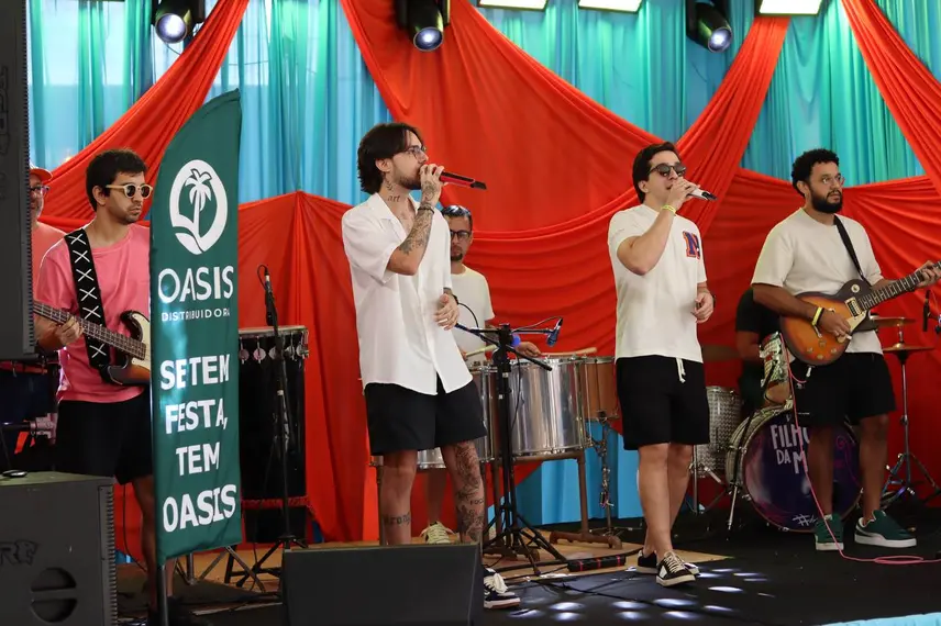 Álbum de fotos: Bloquinho do Vila agita Teresina com Xanddy Harmonia