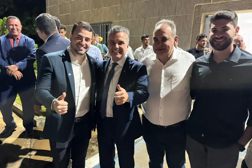 Aroazes homenageia deputados com título de cidadania em sessão solene