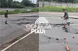 Asfalto cede e interdita avenida no Vale do Gavião, zona Leste de Teresina (Foto: Reprodução)