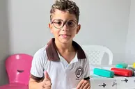 Bertolínia entrega óculos a crianças atendidas pela 'Carretinha da Saúde'