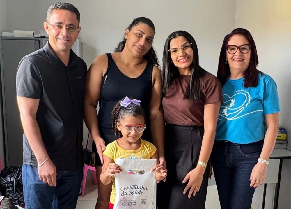 Bertolínia entrega óculos a crianças atendidas pela 'Carretinha da Saúde'