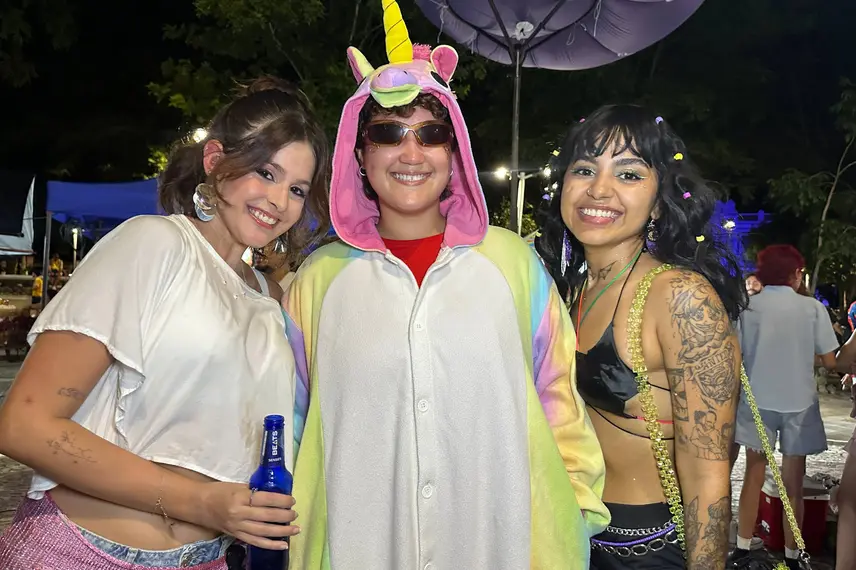 Bloco Stouradas anima a Praça Pedro II no domingo de Carnaval em Teresina