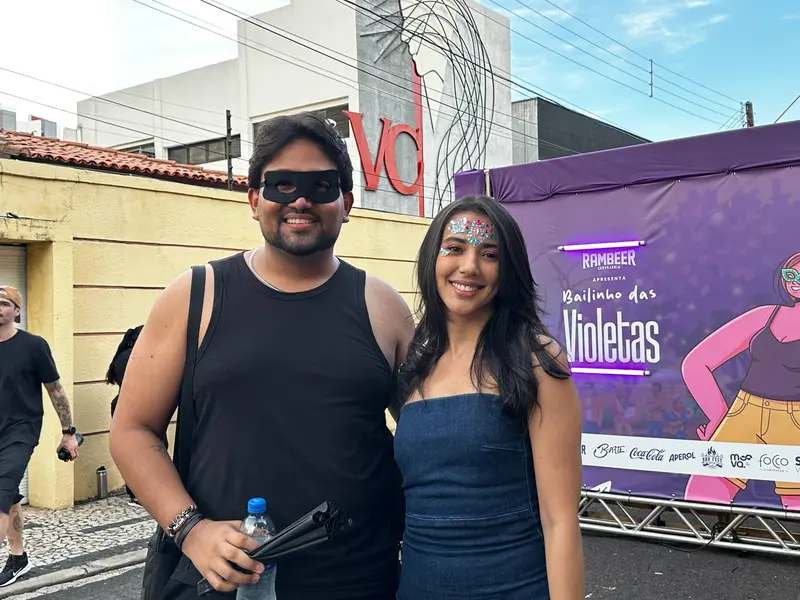 Bloco Stouradas anima a Praça Pedro II no domingo de Carnaval em Teresina