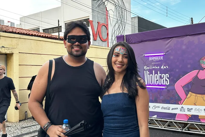 Bloco Stouradas anima a Praça Pedro II no domingo de Carnaval em Teresina