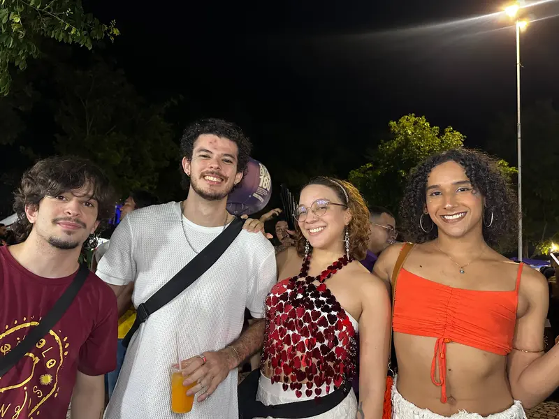 Bloco Stouradas anima a Praça Pedro II no domingo de Carnaval em Teresina