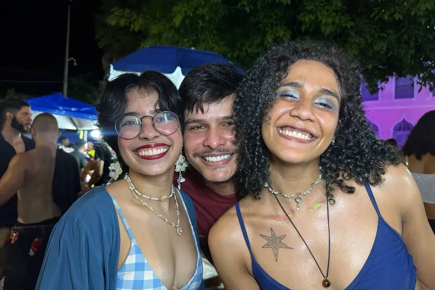 Bloco Stouradas anima a Praça Pedro II no domingo de Carnaval em Teresina