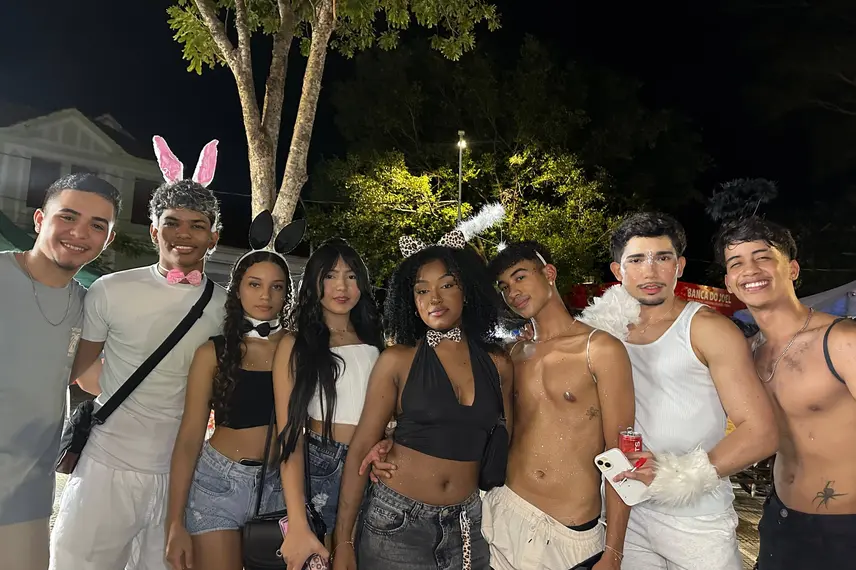 Bloco Stouradas anima a Praça Pedro II no domingo de Carnaval em Teresina