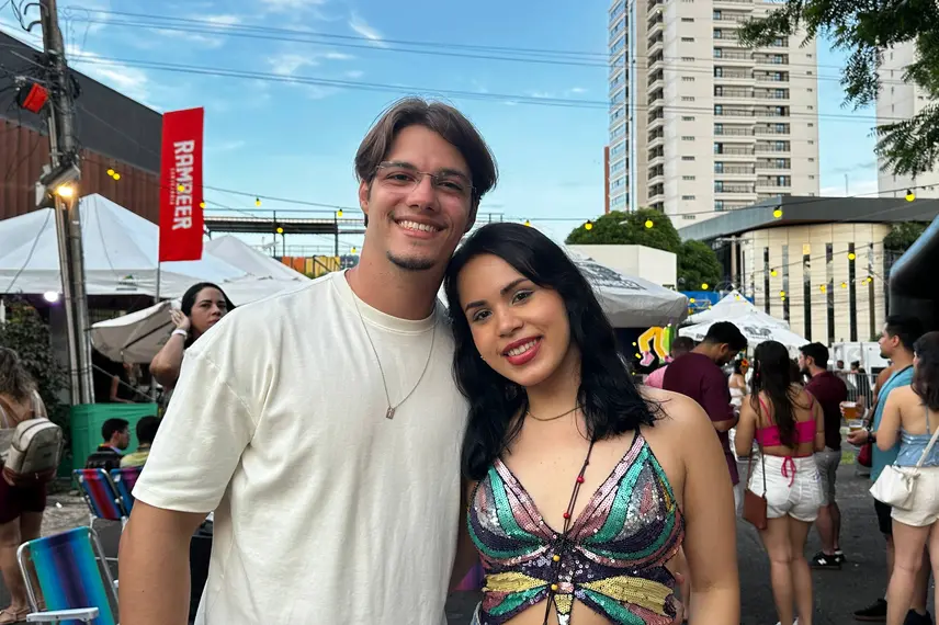 Bloco Stouradas anima a Praça Pedro II no domingo de Carnaval em Teresina