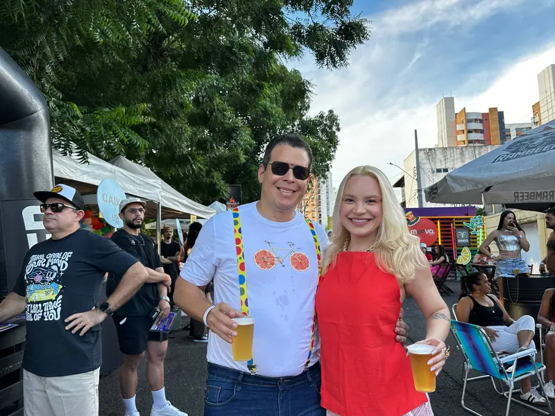 Bloco Stouradas anima a Praça Pedro II no domingo de Carnaval em Teresina