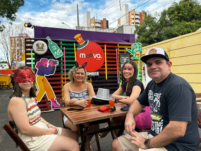 Bloco Stouradas anima a Praça Pedro II no domingo de Carnaval em Teresina