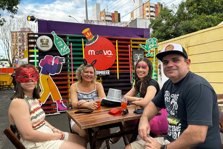 Bloco Stouradas anima a Praça Pedro II no domingo de Carnaval em Teresina