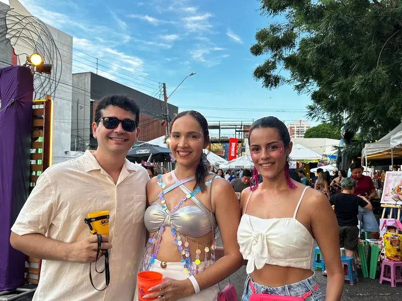 Bloco Stouradas anima a Praça Pedro II no domingo de Carnaval em Teresina