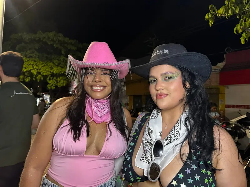 Bloco Stouradas anima a Praça Pedro II no domingo de Carnaval em Teresina