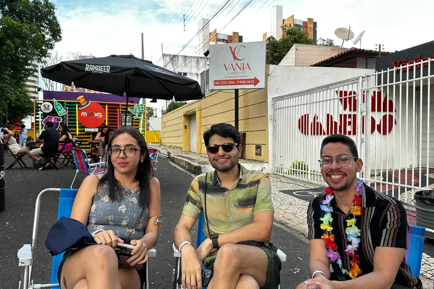 Bloco Stouradas anima a Praça Pedro II no domingo de Carnaval em Teresina