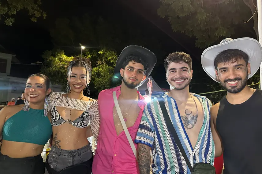 Bloco Stouradas anima a Praça Pedro II no domingo de Carnaval em Teresina