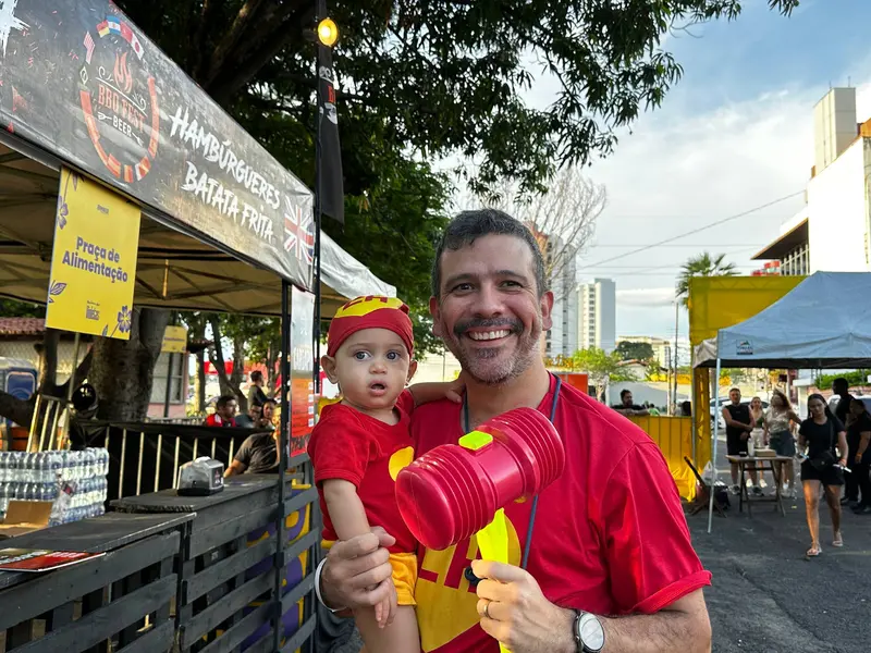 Bloco Stouradas anima a Praça Pedro II no domingo de Carnaval em Teresina