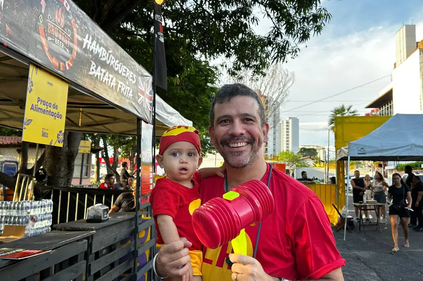 Bloco Stouradas anima a Praça Pedro II no domingo de Carnaval em Teresina