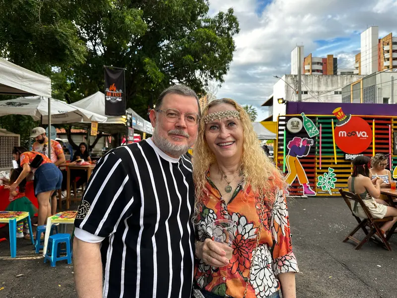 Bloco Stouradas anima a Praça Pedro II no domingo de Carnaval em Teresina