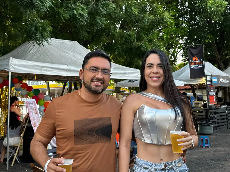 Bloco Stouradas anima a Praça Pedro II no domingo de Carnaval em Teresina