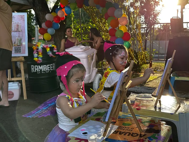 Bloco Stouradas anima a Praça Pedro II no domingo de Carnaval em Teresina