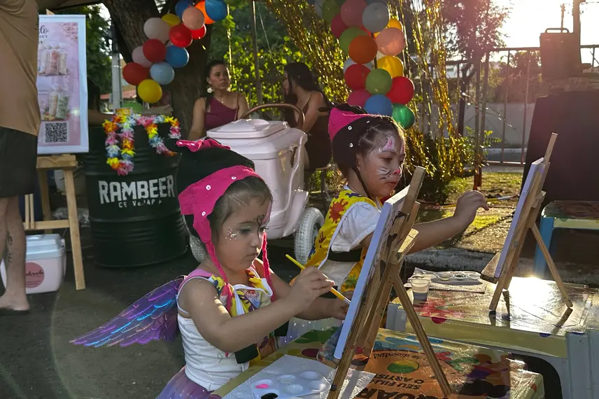 Bloco Stouradas anima a Praça Pedro II no domingo de Carnaval em Teresina