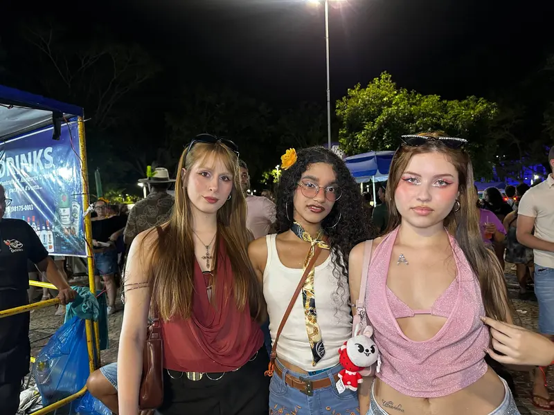 Bloco Stouradas anima a Praça Pedro II no domingo de Carnaval em Teresina