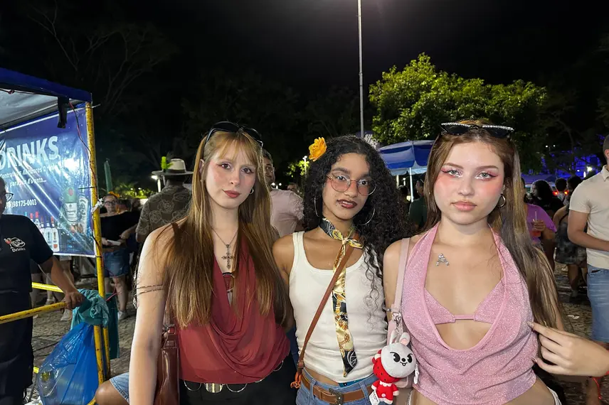 Bloco Stouradas anima a Praça Pedro II no domingo de Carnaval em Teresina