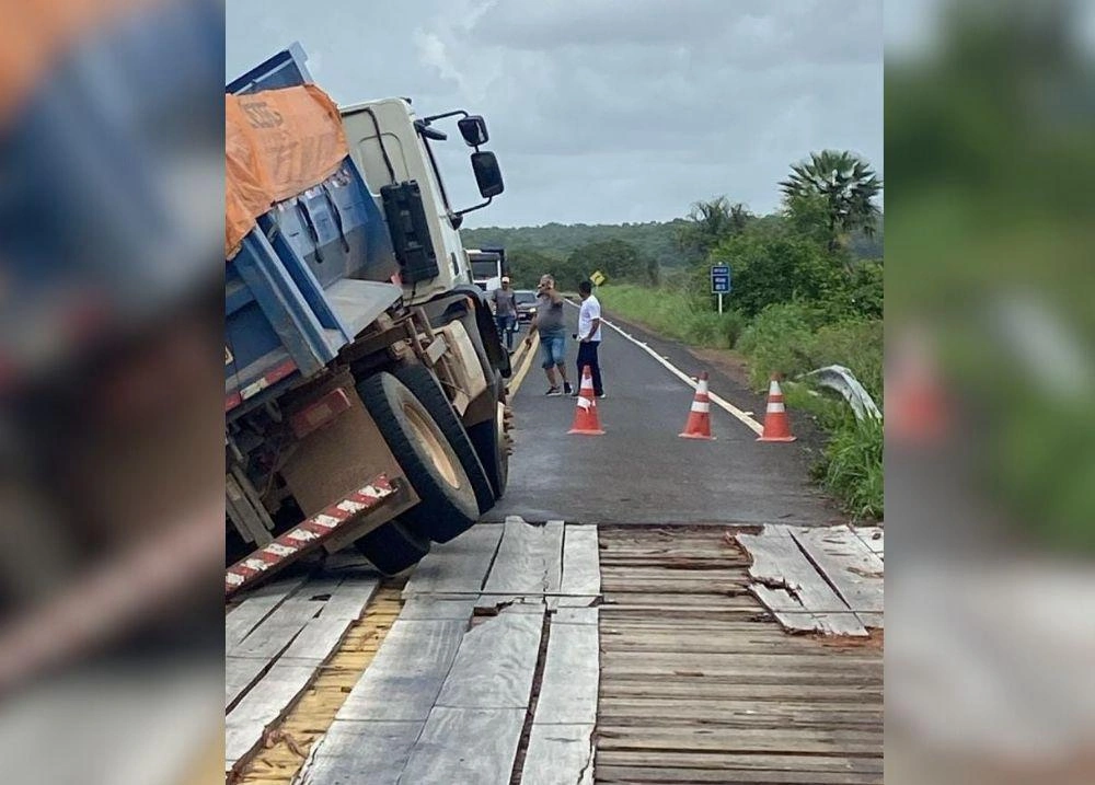 BR-222, em Piripiri, é interditada após caminhão ficar preso em ponte de madeira