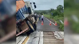 BR-222, em Piripiri, é interditada após caminhão ficar preso em ponte de madeira (Foto: Reprodução)