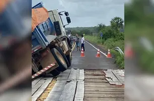 BR-222, em Piripiri, é interditada após caminhão ficar preso em ponte de madeira (Foto: Reprodução)