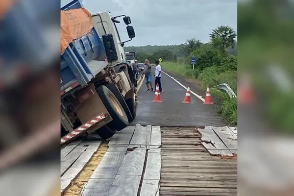 BR-222, em Piripiri, é interditada após caminhão ficar preso em ponte de madeira
