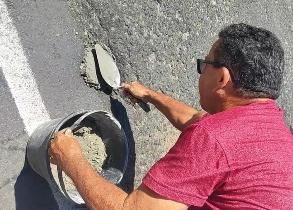 Buraco em avenida provoca acidente e morador faz reparo por conta própria