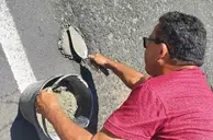 Buraco em avenida provoca acidente e morador faz reparo por conta própria